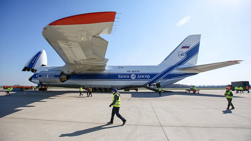 Na pardubickém letišti 1.4. přistál čtvrtý nákladní speciál Antonov An-124-100M Ruslan s dalším nákladem  zdravotnického materiálu a ochranných prostředků.