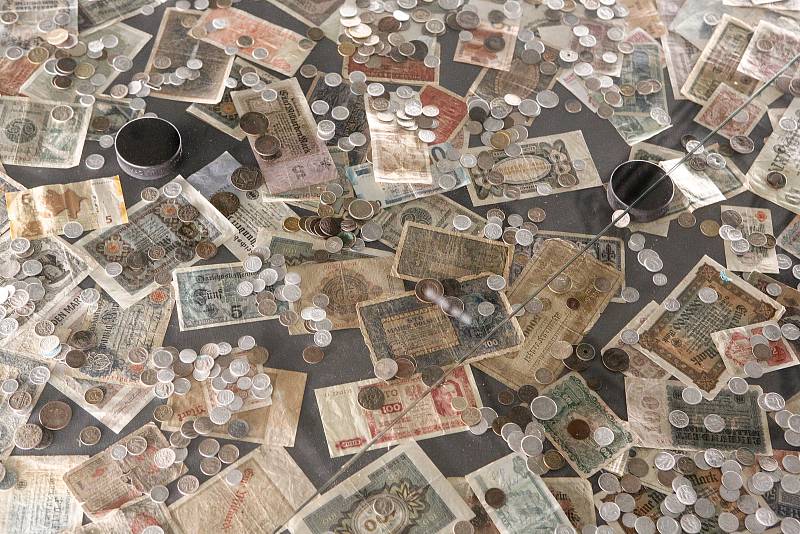 Peníze si do hrobu nevezmeš – příběhy peněz a pokladů se vyprávějí v nové numizmatické expozici na pardubickém zámku.