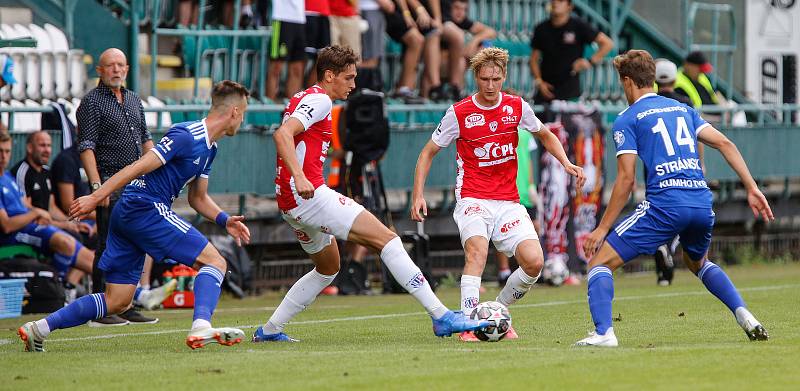 Fotbalové utkání Fortuna ligy mezi FK Pardubice (v červenobílém) a FK Mladá Boleslav ( v modrém) na Městském stadionu Ďolíček v Praze.