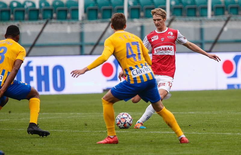 Fotbalové utkání Fortuna ligy mezi FK Pardubice (v červenobílém) a SFC Opava ( ve žlutomodrém) na Městském stadionu Ďolíček v Praze.