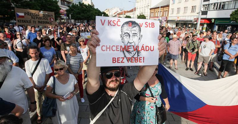 Zhruba šest set lidí se v úterý sešlo u sochy Jana Kašpara v Pardubicích. Opět protestovali proti premiérovi Andreji Babišovi a ministryni spravedlnosti Marii Benešové.