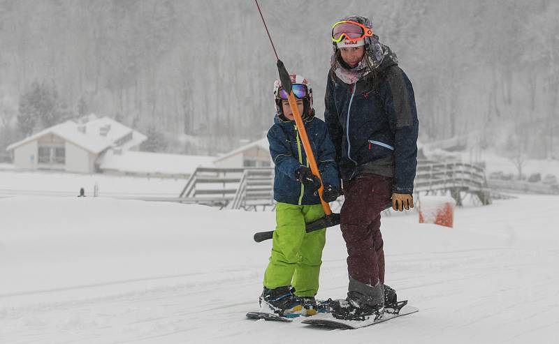 Olympijská vítězka ve snowboard crossu Eva Samková učí děti základům správné techniky jízdy na snowboardu v kempu ve Ski areálu U Slona na Dolní Moravě.