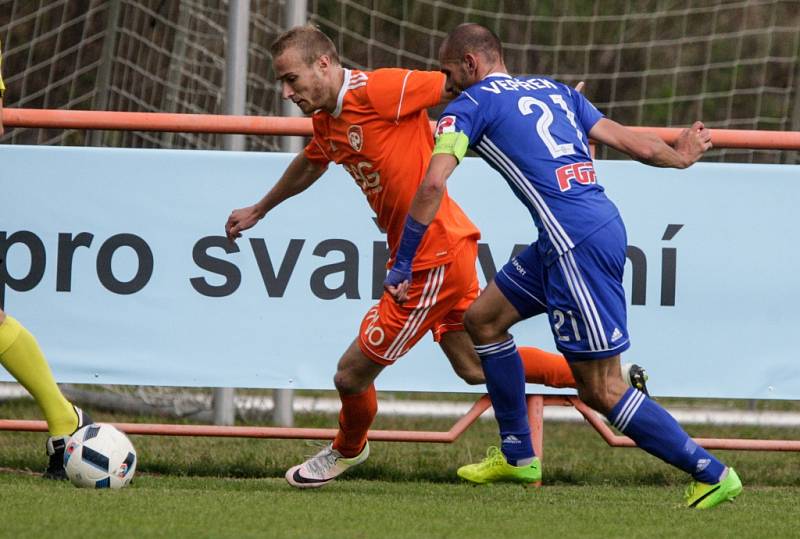 Utkání Mol cupu mezi TJ Sokol Živanice (v oranžovém) a SK Sigma Olomouc (v modrém) na hřišti v Živanicích.