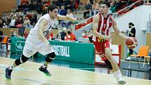 Pardubičtí basketbalisté (v pruhovaném) zdolali ve svém vstupním zápase Děčín.