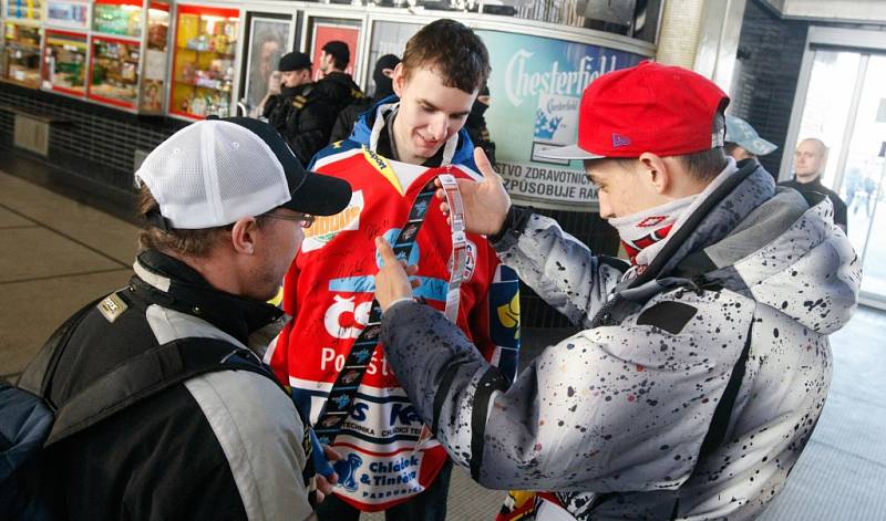 Odjezd fanoušků Dynama Pardubice na derby s Hradcem Králové.