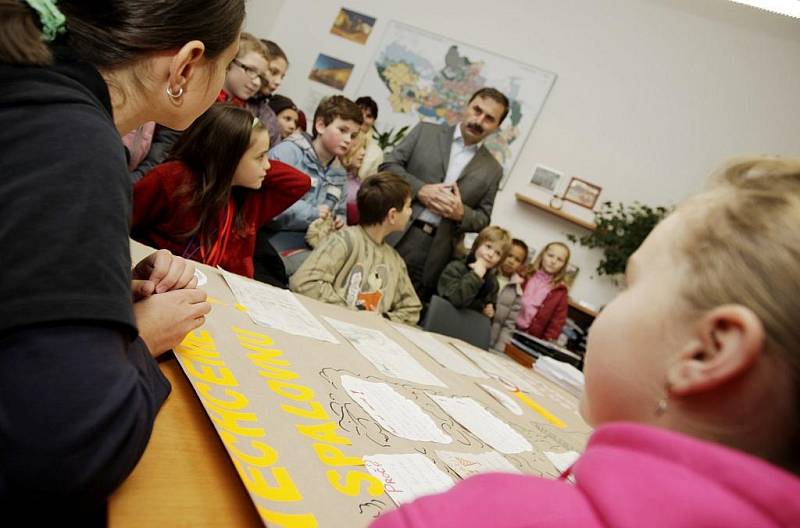 Žáci Montessori školy přišli vyjádřit svůj nesouhlas proti spalovně k náměstkovi primátora Alexandru Krejčířovi. 