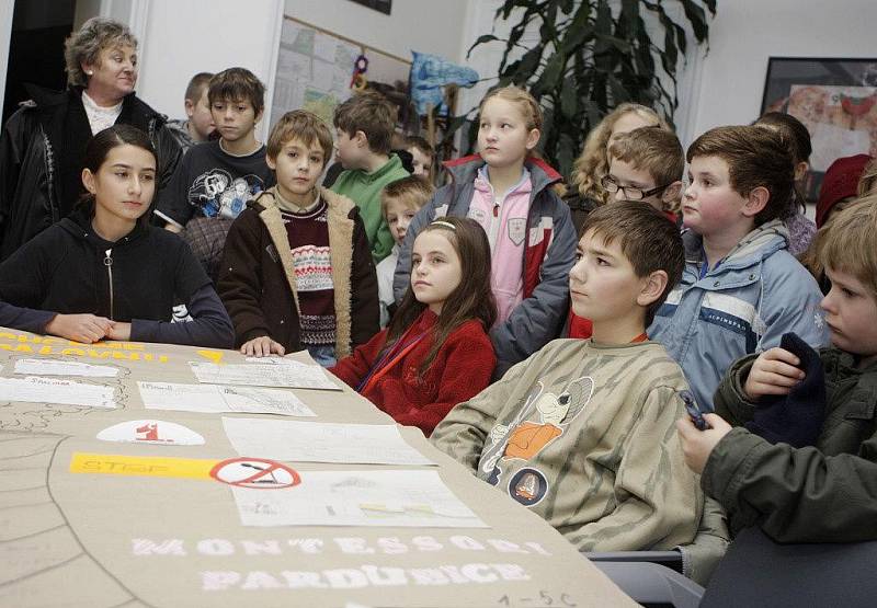 Žáci Montessori školy přišli vyjádřit svůj nesouhlas proti spalovně k náměstkovi primátora Alexandru Krejčířovi. 