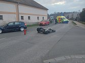 Dopravní nehoda osobního auta a motocyklisty ve vesnici Zminný skončila zraněním.
