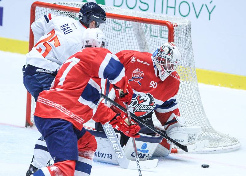 Hokejové utkání Memoriálu Zbyňka Kusého mezi HC Dynamo Pardubice (v červeném) a HC Slovan Bratislava (v bílém) v pardubické ČSOB Areně.