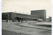 Rok 1958 cca, fotografie exteriéru z přednádraží, VČM, sbírka fotografií.Zdroj: Stavebně historický průzkum hlavního nádraží v Pardubicích.