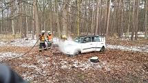 Auto po nárazu do stromu začalo hořet.