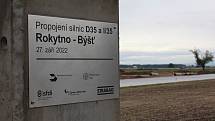 27. září byla zahájena stavba obchvatu Rokytna a Býště, který propojí dálnici D35 se silnící I/35. Stavbu za 250 milionů korun bude pro Pardubický kraj realizovat společnost Strabag.