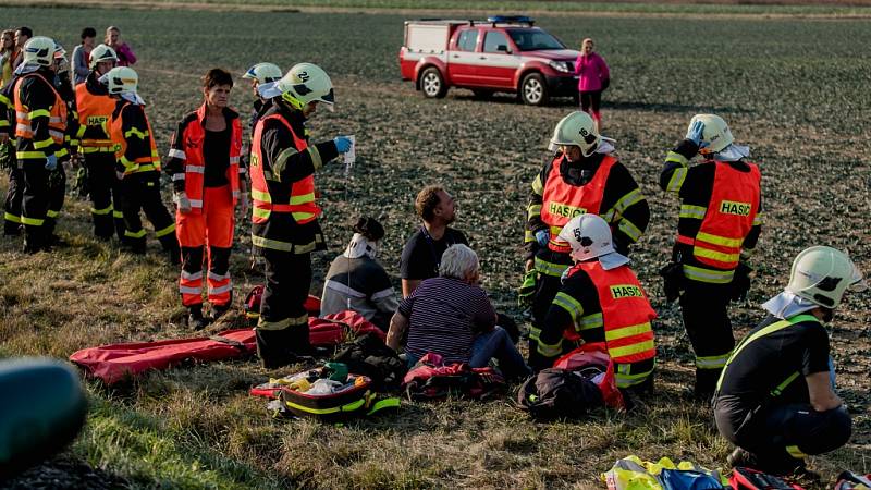 Vážná nehoda na Holicku. Autobusu s asi šedesáti lidmi za jízdy zřejmě praskla pneumatika a převrátil se do pole.