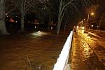 Havárie vodovodního řadu v pardubických polabinách. Ulice Kpt. Bartoše a část školního hřiště se změnilo v jezero. 