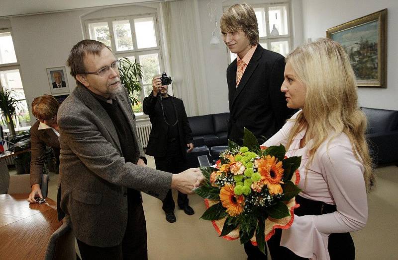 Elena Brabcová a Michal Vitásek se dočkali ocenění na pardubické radnici i krajském úřadu. Ve čtvrtek 12. srpna zachránili z Chrudimky pětiletého topícího se chlapce.