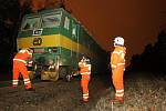 Na trati Pardubice - Hradec Králové vykolejil v pátek v noci osobní vlak. Rozpadla se pod ním kolejnice.