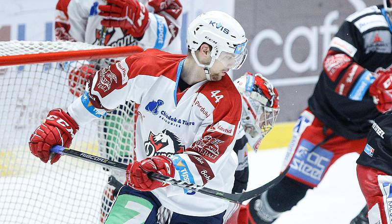 Hokejové utkání Tipsport extraligy v ledním hokeji mezi HC Dynamo Pardubice (v bíločerveném) a HC Oceláři Třinec.