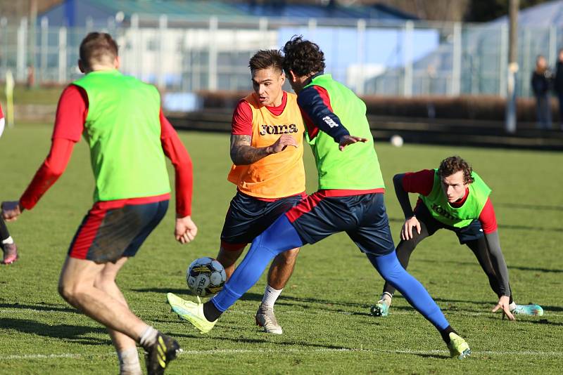 Pardubičtí fotbalisté sehráli mezi sebou modelový zápas, jelikož jim bylo zrušené utkání proti Plzni.