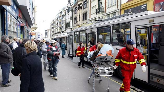 Na třídě Míru zasahovala záchranka. Starší cestující se v trolejbuse zranila na noze