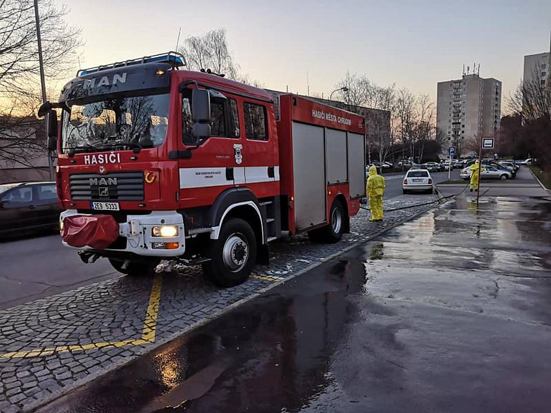 V Chrudimi frekventovaná místa dezinfikují hasiči.