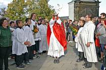 Vypouštění holubice jako symbolu modliteb za blízké. Foto: Jindřich Balous