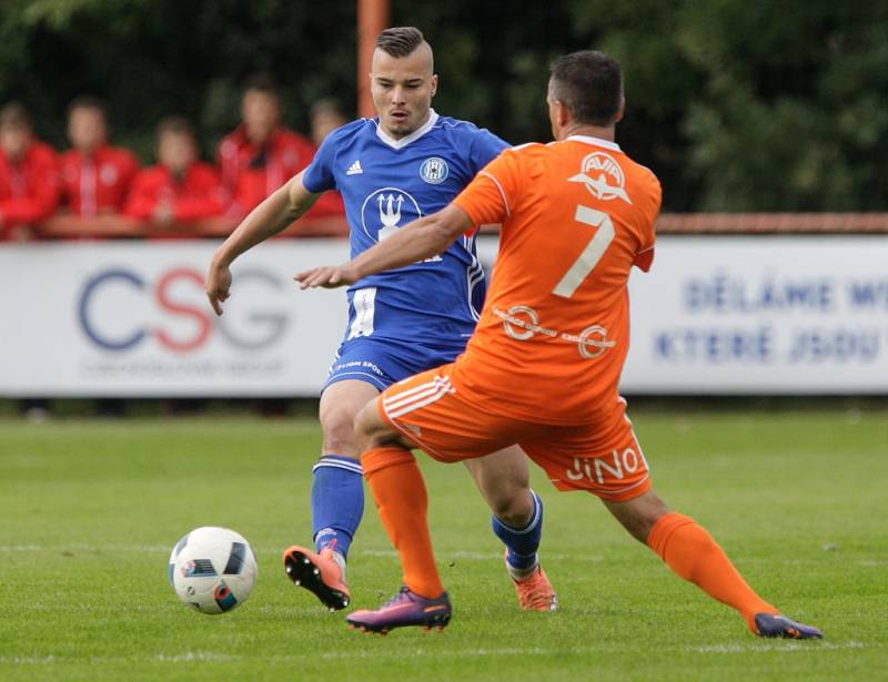 Utkání Mol cupu mezi TJ Sokol Živanice (v oranžovém) a SK Sigma Olomouc (v modrém) na hřišti v Živanicích.