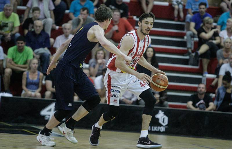 Basketbalové utkání play off Kooperativa NBL mezi BK JIP Pardubice (v bíločerveném) a BK Opava v pardubické hale na Dašické.