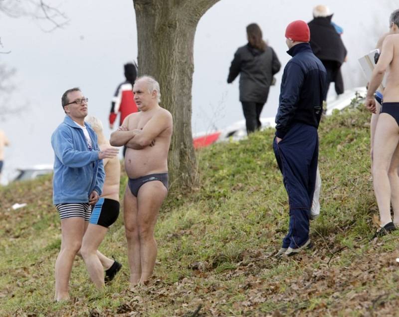 Otužilci se i letos ponořili do Labe. Už po dvaačtyřicáté