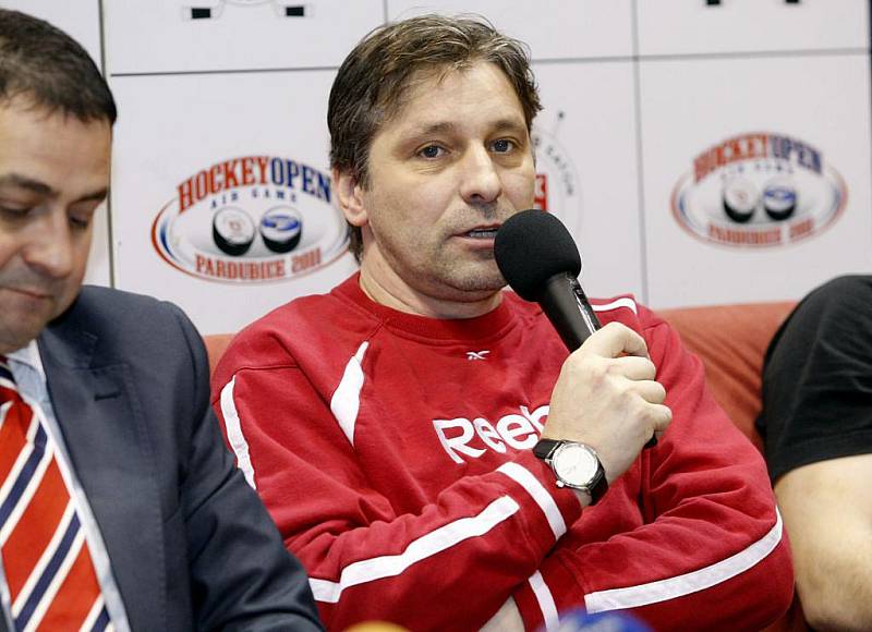 Na tiskové konferenci bylo oznámeno, že se ve Svítkovském areálu bude hrát první extraligové utkání pod širým nebem.