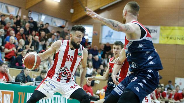 Basketbalisté Pardubic se strachovali do posledních vteřin, ale čtvrtý zápas zvládli a vyrovnali sérii proti Basketu Brno.