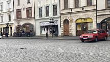 Tradiční předzahrádky, které vyrostou před kavárnami a restauracemi okolo celého náměstí, se letos nově objeví také v Pernštýnské ulici.