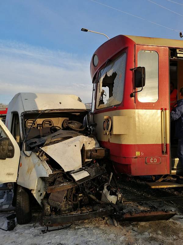 Dodávka se střetla v Holicích s motorový vlakem, řidiče odvezl vrtulník.