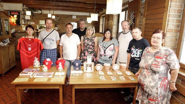 Nejlepší hráči Fortuna TIP ligy čtenářů Pardubického deníku: zleva: vítězka Marie Lemberková, stříbrný Jiří Bidlo, bronzový Martin Cimfl, Jaromír Pýcha za syna Františka), Eva Pýchová, Tereza Šimková, Otto Jansa, Tomáš Shejbal a Eva Marečková.