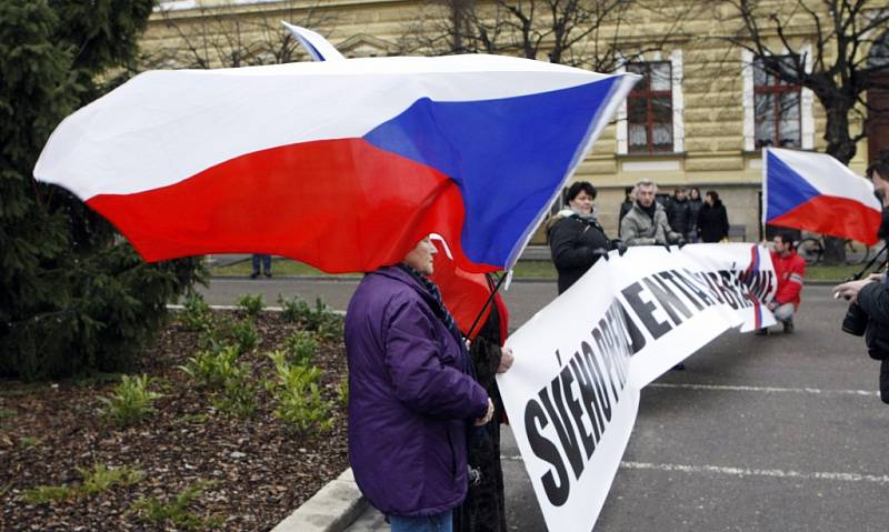 Přijeli i profesionální demonstranti s transparentem