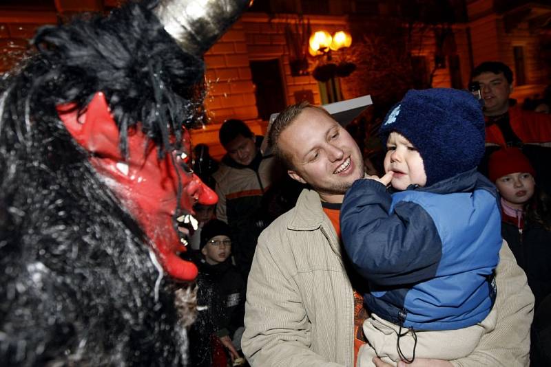 Na Pernštýnském náměstí řádili pekelníci i svatý Mikuláš