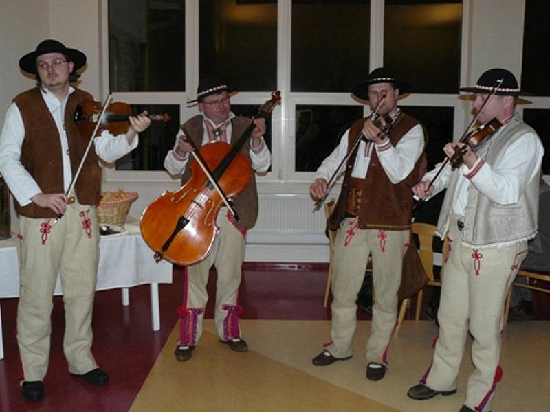 Goralská muzika z města Vysoké Tatry předvede své umění už zítra v pardubickém AFI Paláci.