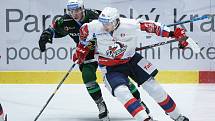 Extraligový hokejový duel mezi HC Dynamo Pardubice (v bílém) a HC Energie Karlovy Vary.