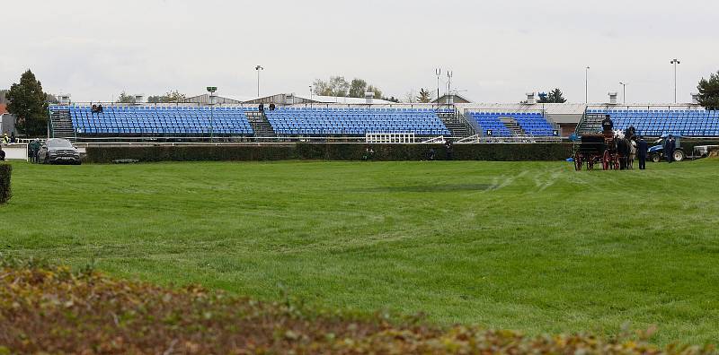 130. Velká pardubická se Slavia pojišťovnou, která se konala před prázdnými tribunami na pardubickém dostihovém závodišti.