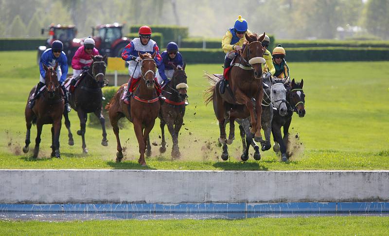 Hlavním dostihem zahajovacího dostihové dne byla Cena města Pardubic - Úvodní cross country Koroka kde zvítězil Night Moon s Janenm Faltejsekem.