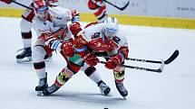 Hokejové utkání Tipsport extraligy v ledním hokeji mezi HC Dynamo Pardubice (v červenobílém) a HC Mountfield Hradec Králové  (v bíločerveném) v pardubické enterie areně.