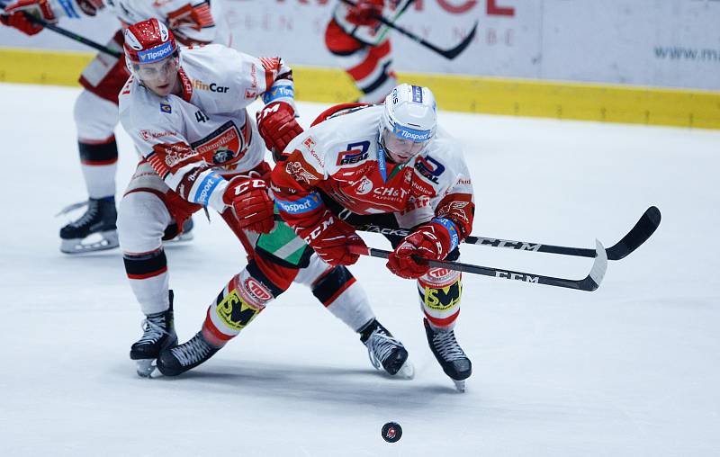 Hokejové utkání Tipsport extraligy v ledním hokeji mezi HC Dynamo Pardubice (v červenobílém) a HC Mountfield Hradec Králové  (v bíločerveném) v pardubické enterie areně.