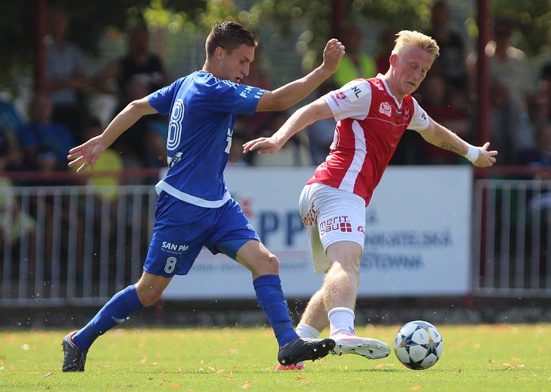 Utkání Fobalové národní ligy mezi FK Pardubice (ve červenobílém) a FK Varnsdorf  (v modrém) na hřišti pod Vinicí v Pardubicích.