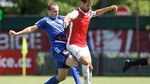 Utkání Fobalové národní ligy mezi FK Pardubice (ve červenobílém) a MFK Frýdek Místek (v modrém) na hřišti pod Vinicí v Pardubicích.