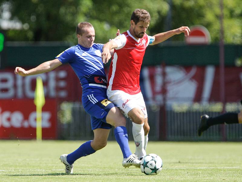 Utkání Fobalové národní ligy mezi FK Pardubice (ve červenobílém) a MFK Frýdek Místek (v modrém) na hřišti pod Vinicí v Pardubicích.