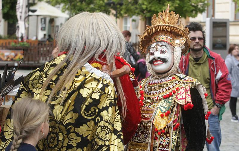 Ohlédnutí. Multikulturní týden na Pernštýnském náměstí v Pardubicích v roce 2019.