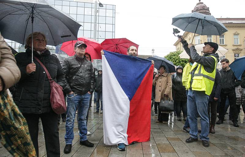 Zhruba 300 lidí se v pondělí sešlo u sochy Jana Kašpara v Pardubicích. Demonstrovali za nezávislou justici.