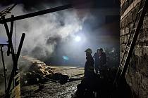 Do Semína spěchaly v sobotu 18. prosince v podvečer čtyři jednotky hasičů. Důvodem byl požár dřevníku se dřevem.