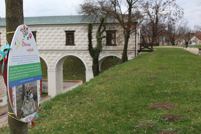 Plno zajímavostí o velikonočních tradicích se dozvíte na zámecké velikonoční stezce, kterou připravilo Východočeské muzeum v Pardubicích na zámeckých valech.