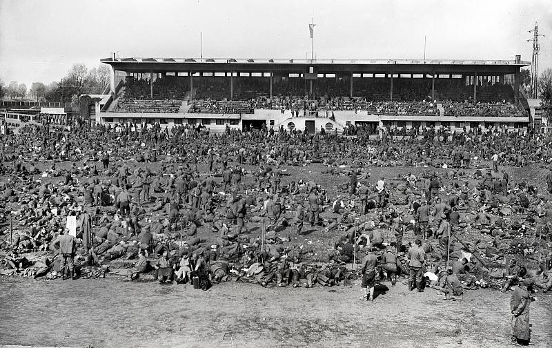 V roce 1945 sportoviště sloužilo jako shromaždiště pro až 10 tisíc německých vojáků a civilního obyvatelstva před jejich odsunem. Zdroj: archiv Východočeského muzea v Pardubicích