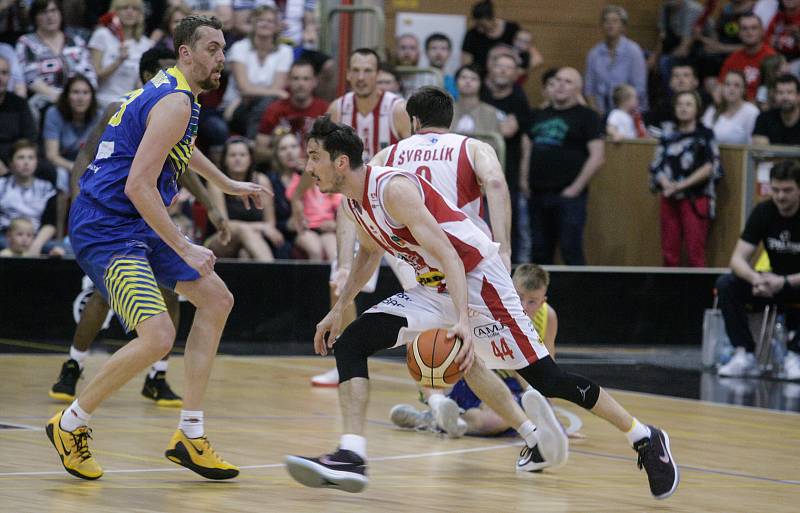 7. čtvrtfinále basketbalu mezi BK JIP Pardubice (v bíločerveném) a SLUNETA Ústí nad Labem (v modrožlutém) v pardubické hale na Dašické.